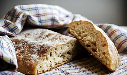 bröd: häll ut bröd samt frallor till söndagsbilagans brödbakarskola