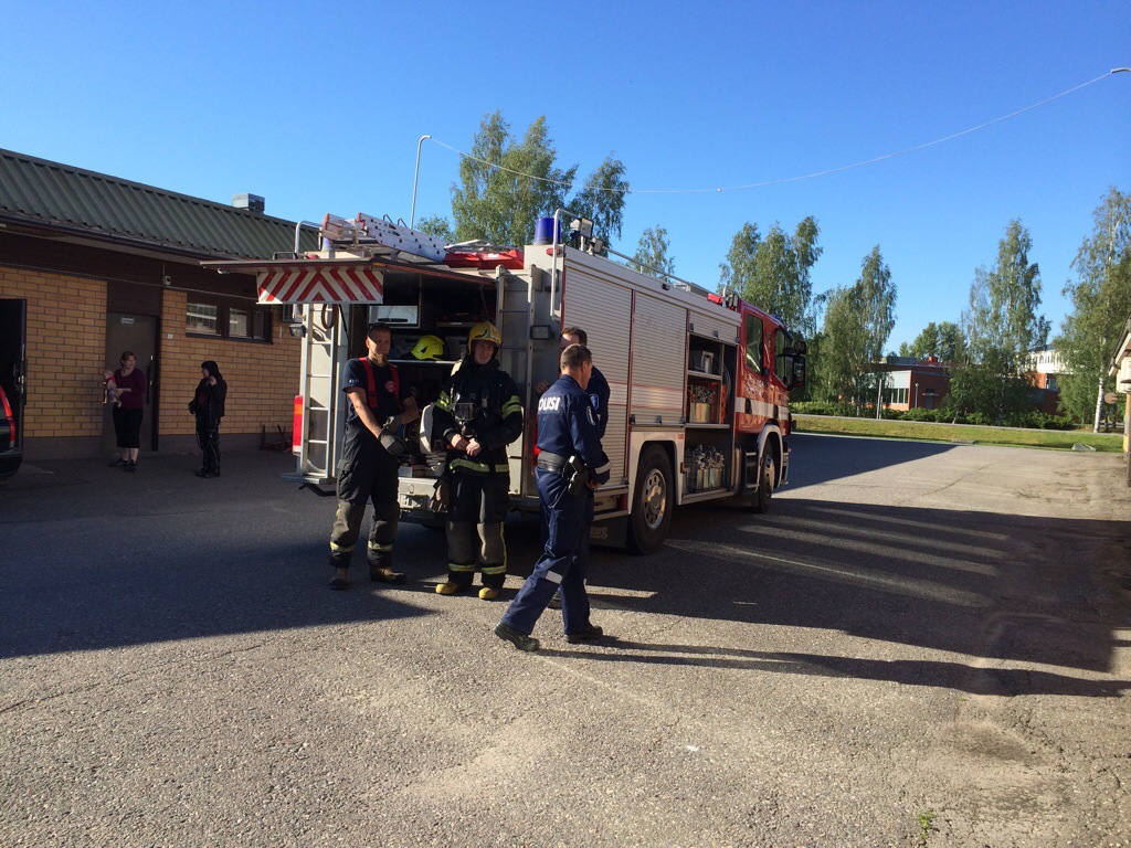 Palomiehet ja poliisit liikekeskuksessa. Kuva: Tuomas Kuhalainen