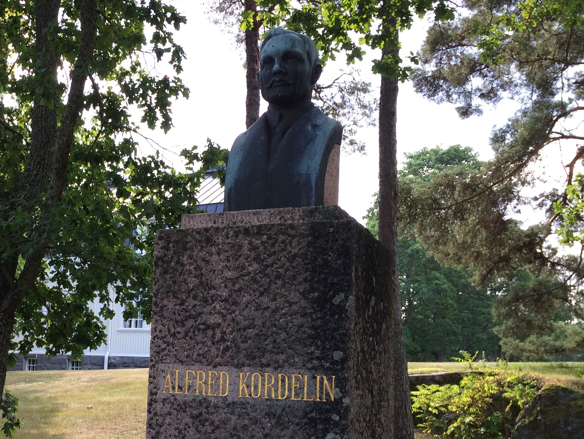 Alfred Kordelinin rintakuva Kultarannan puistossa. Kuva: Tuomas Kuhalainen