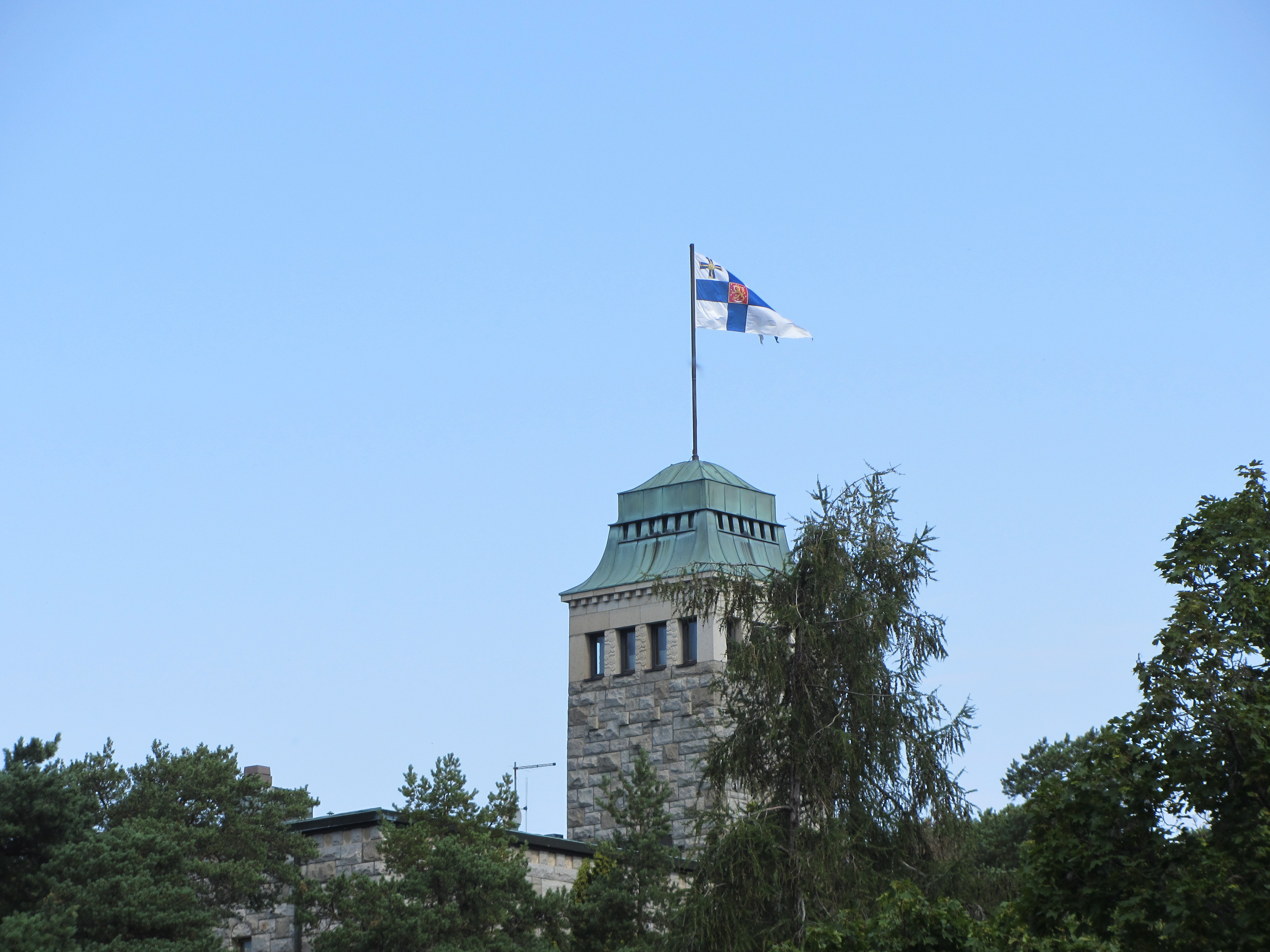 Kultarannan graniittilinnan tornissa liehuu Suomen Tasavallan presidentin lippu. Kuva: Leila